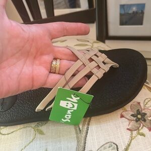 BRAND NEW SANUK YOGA SALTY SIZE 8